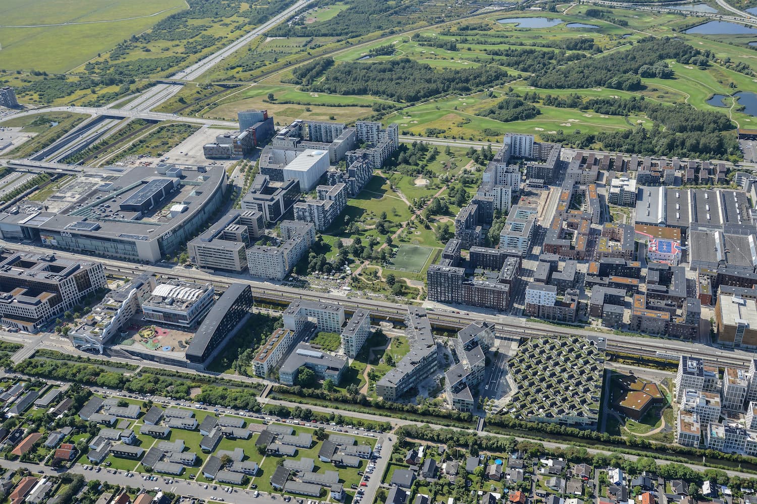Luftfoto af Ørestad City med udsyn over blandt andet Byparken, Field's, Ørestad Streethal, Bjerget og Ørestad Gymnasium.