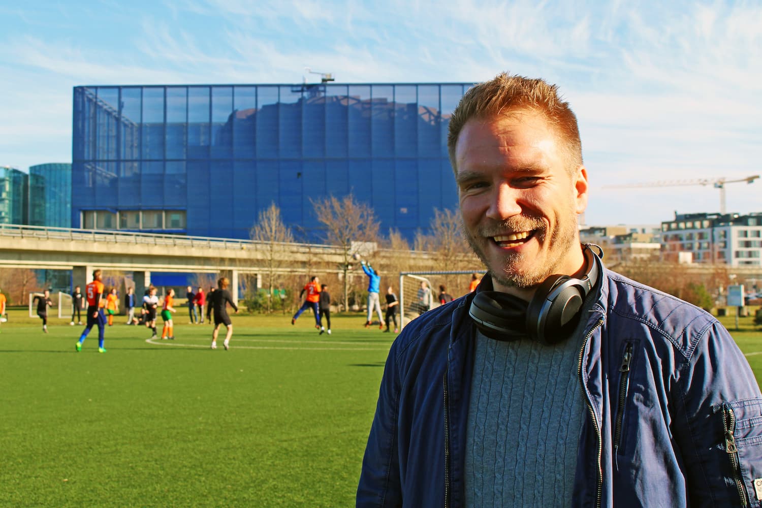 Fodboldkamp på kunstgræsbanen i Ørestad Nord. I baggrunden ses DR Koncerthuset og metrobanen.