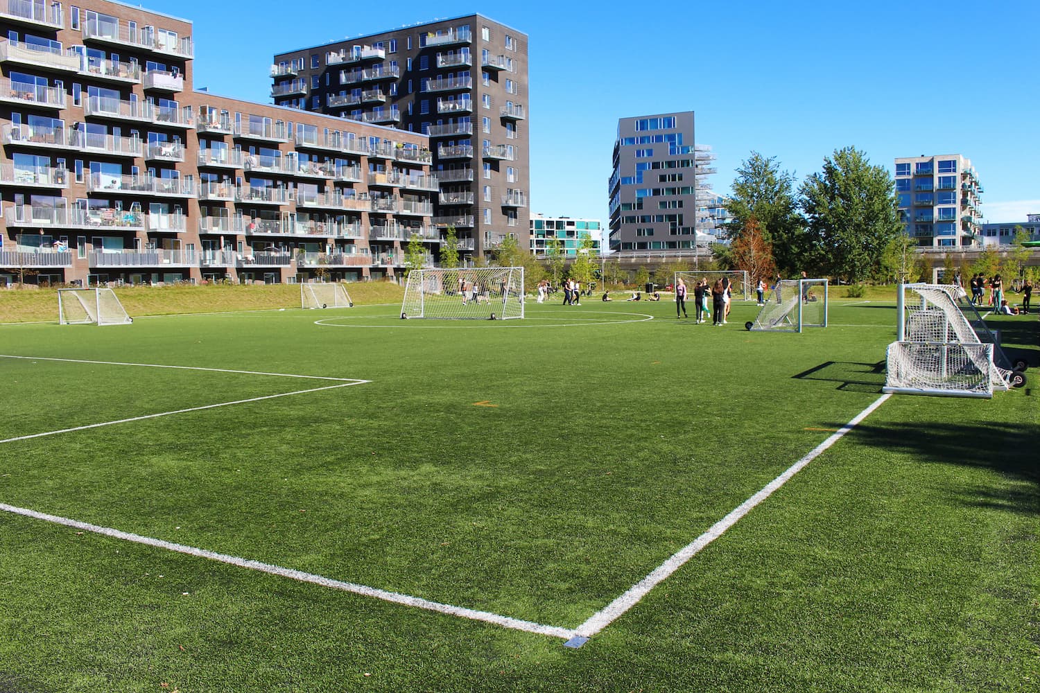 Ørestad har to fodboldbaner i kunstgræs, hvor det er muligt at få en fast spilletid. Den på billeder ligger i Byparken.