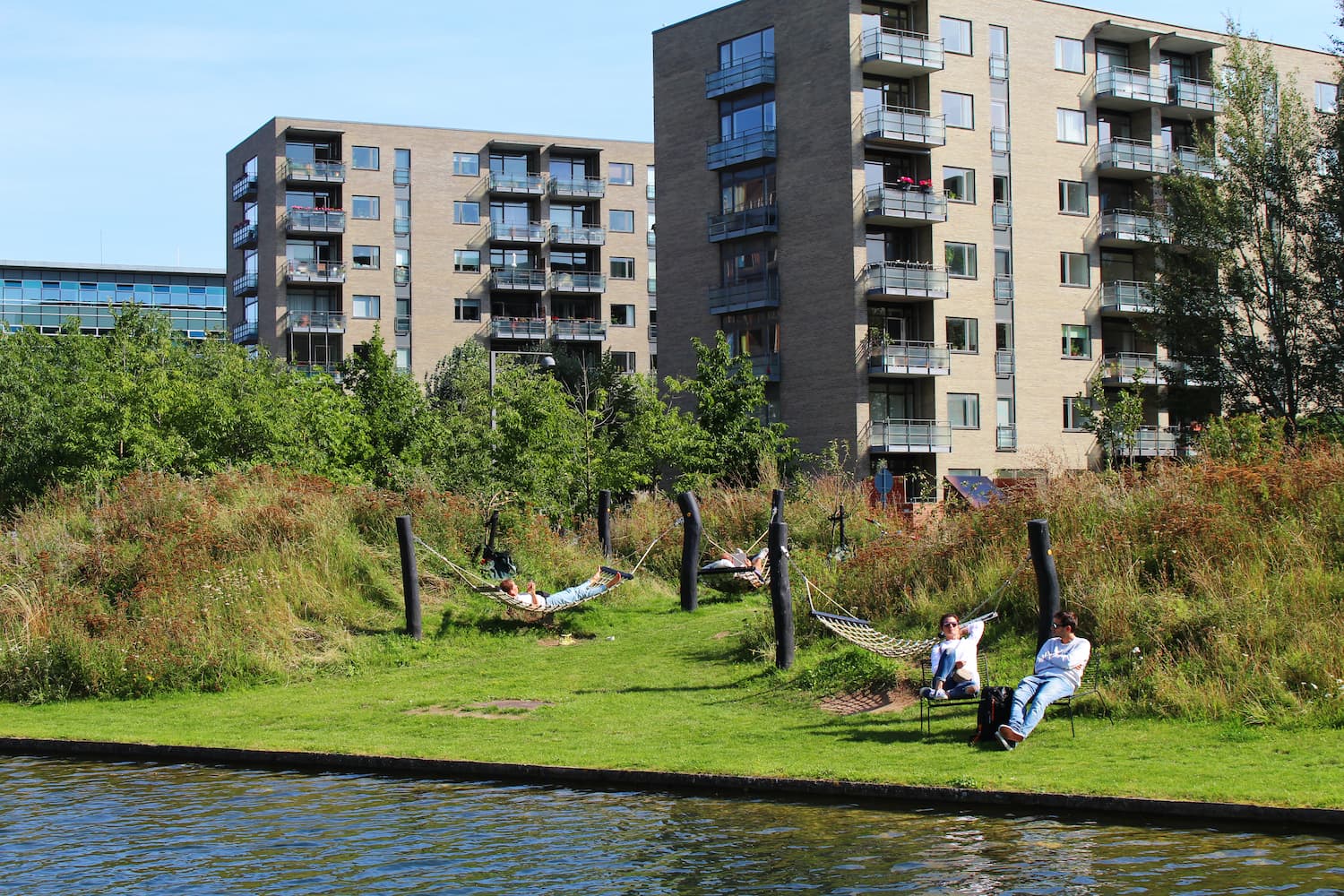 Grundejerforeningen Ørestad Nord har udviklet parken Grønningen siden 2012. I den nordlige del af parken ved Tietgenkollegiet finder du blandt andet en "hængekøje-ø".