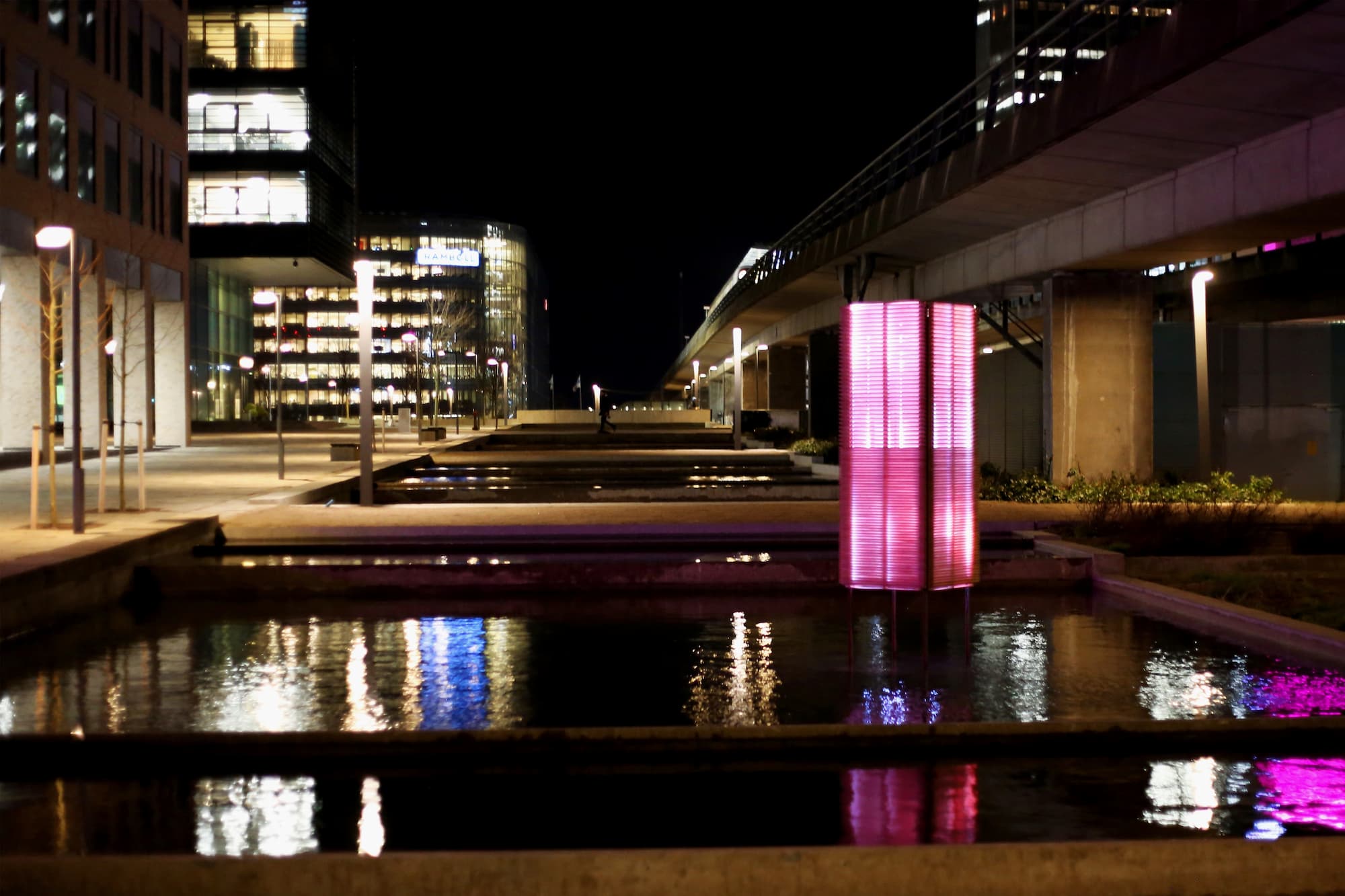 Værket 'The Stack' er skabt af den københavnske kunstergruppe Circuit Circus og er en rektangulær lysskulptur, som står i vandet og skaber smukke genspejlinger.
