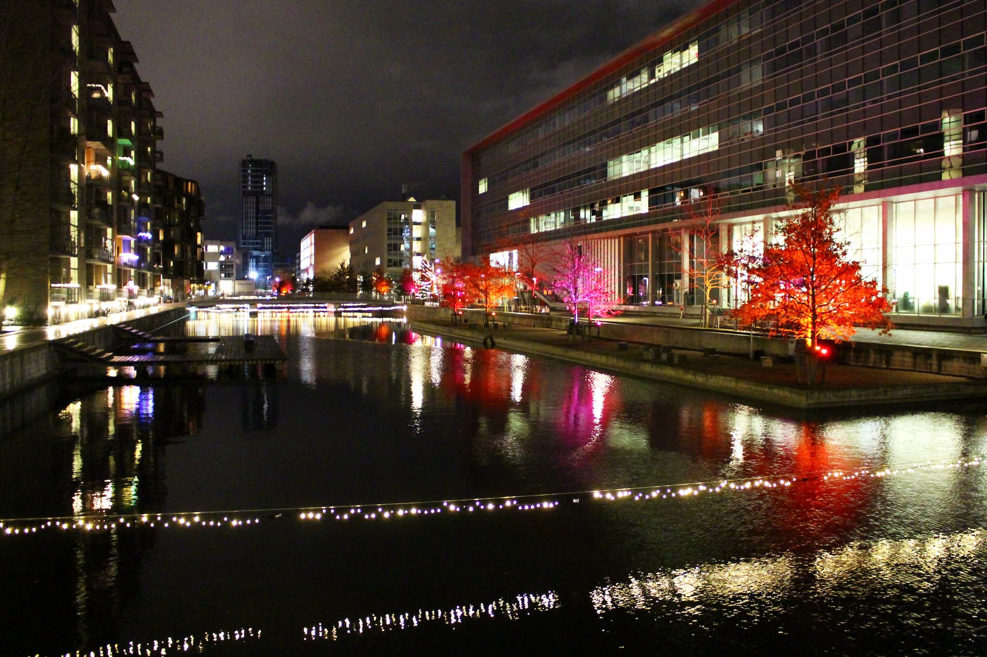 Vinterlys langs Universitetskanalen i Ørestad Nord.