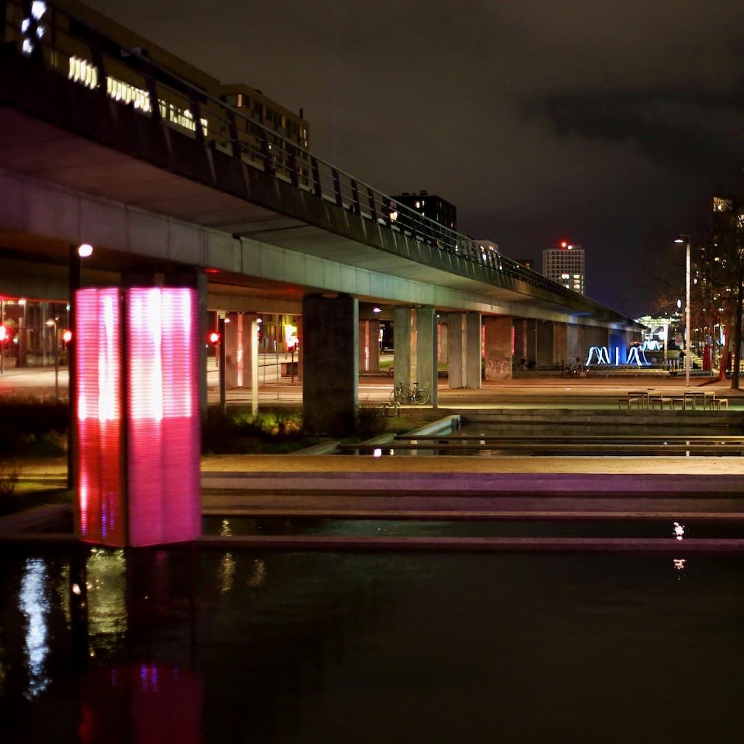 På billedet ses lysværkerne "The Stack" og "Communicator" i Ørestad Citys hovedkanal under metrobanen. Værkerne er henholdsvis skabt af kunstnergrupperne Circuit Circus og SIIKU som en del af Copenhagen Light Festival 2022.