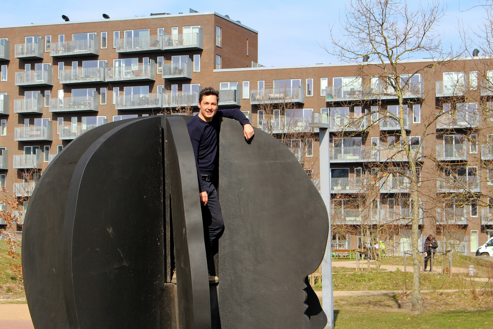 Kunstneren Carl Krull poserer med sit kunstværk, skulpturen "Meridian," i Byparken.