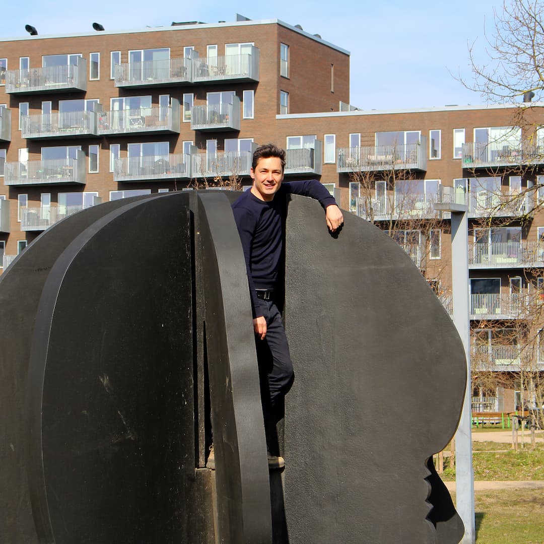 Carl Krull og værket Meridian i Byparken.