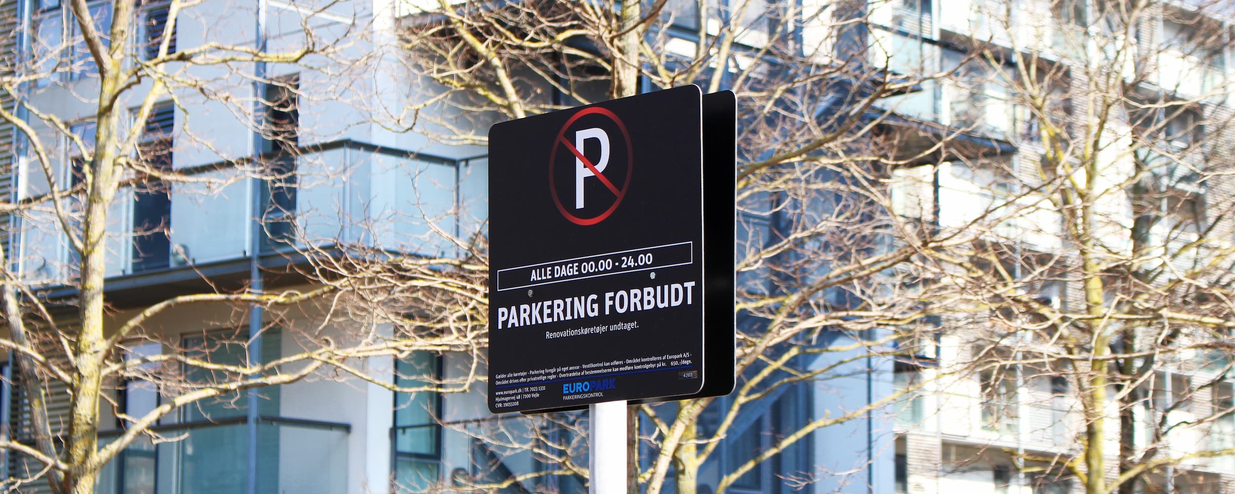 På billedet ses et p-skilt med teksten "Parkering forbudt". Skiltet er opstillet af Apcoa Parking for Grundejerforeningen Ørestad City.