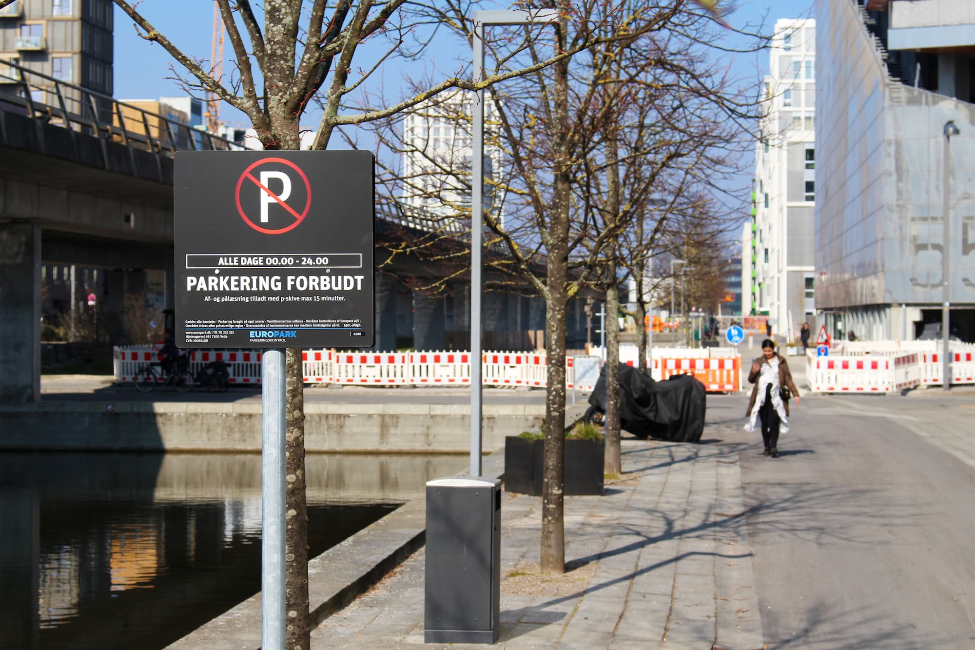 På billedet ses et p-skilt i Sivegaden i Ørestad City med teksten "Parkering forbudt". Skiltet er opstillet af Apcoa Parking for Grundejerforeningen Ørestad City.