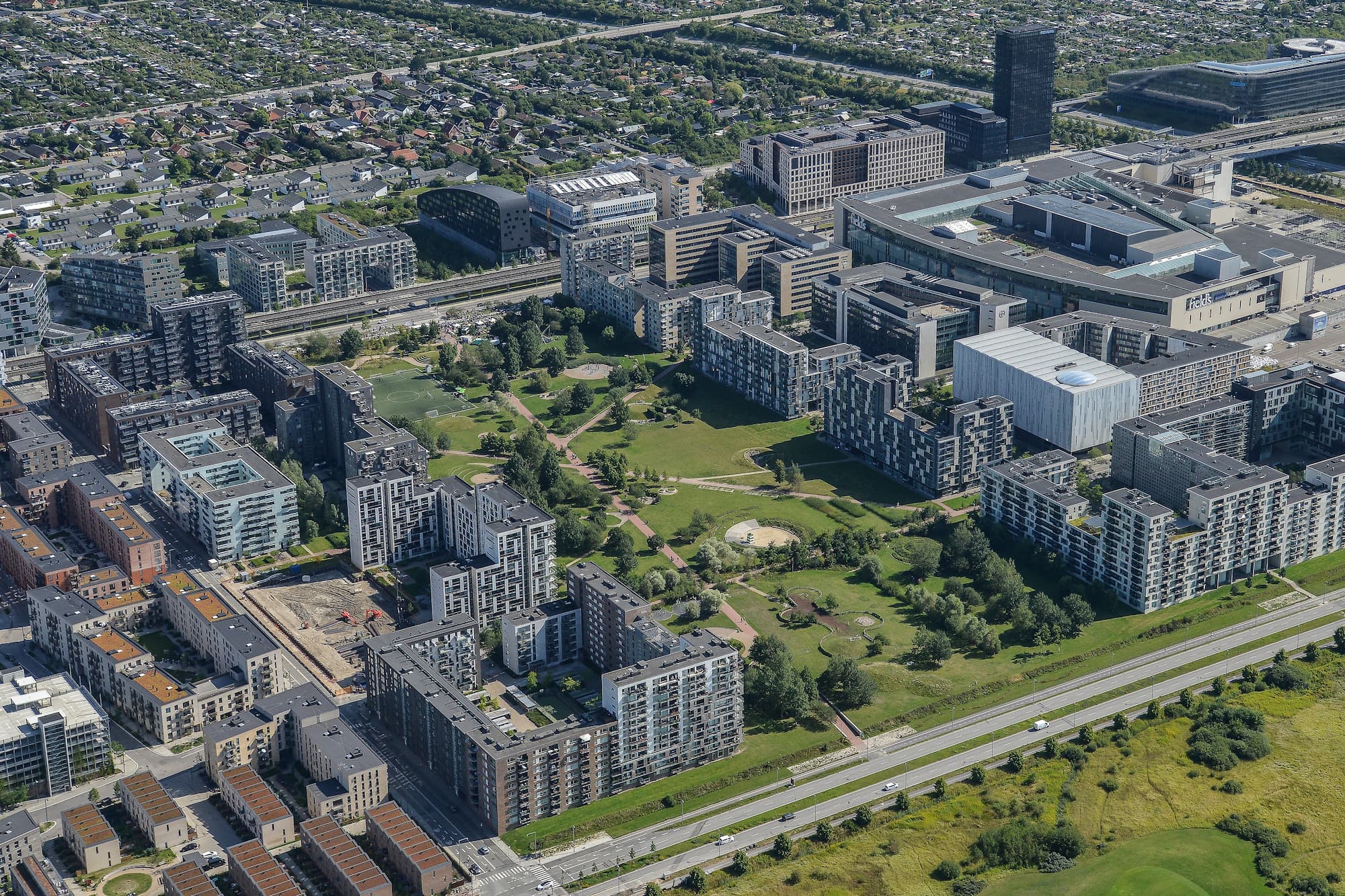 Luftfoto af Ørestad City, med Byparken som det bankende grønne hjerte i midten, i 2021. Foto: By & Havn