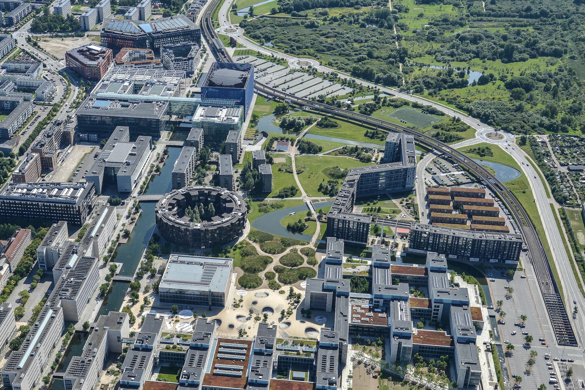 Luftfoto af Ørestad Nord fra 2021. Parken Grønningen fremstår som kvarterets grønne centrum.