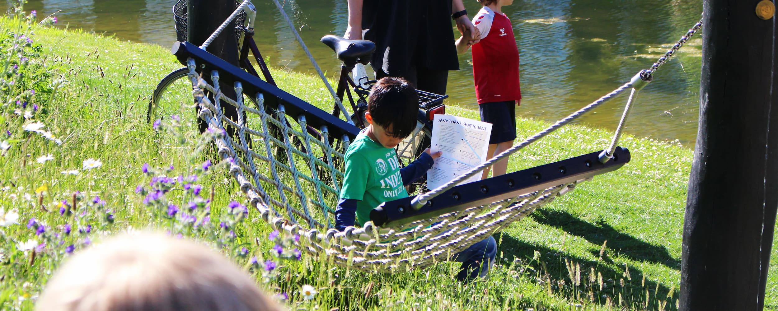 Oplev Ørestads bynatur. En dreng har sat sig i en af hængekøjerne i parken Grønningen i Ørestad Nord, tæt på Tietgenkollegiet. Hængekøjerne er en af de faciliteter, kvarterets grundejerforening har indrettet parken med, og som er til fri brug for alle.
