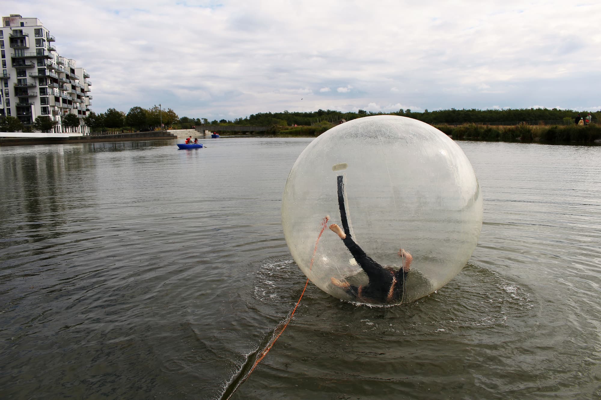 Der er gang i Søfest-aktiviteterne med sejlads og waterball.
