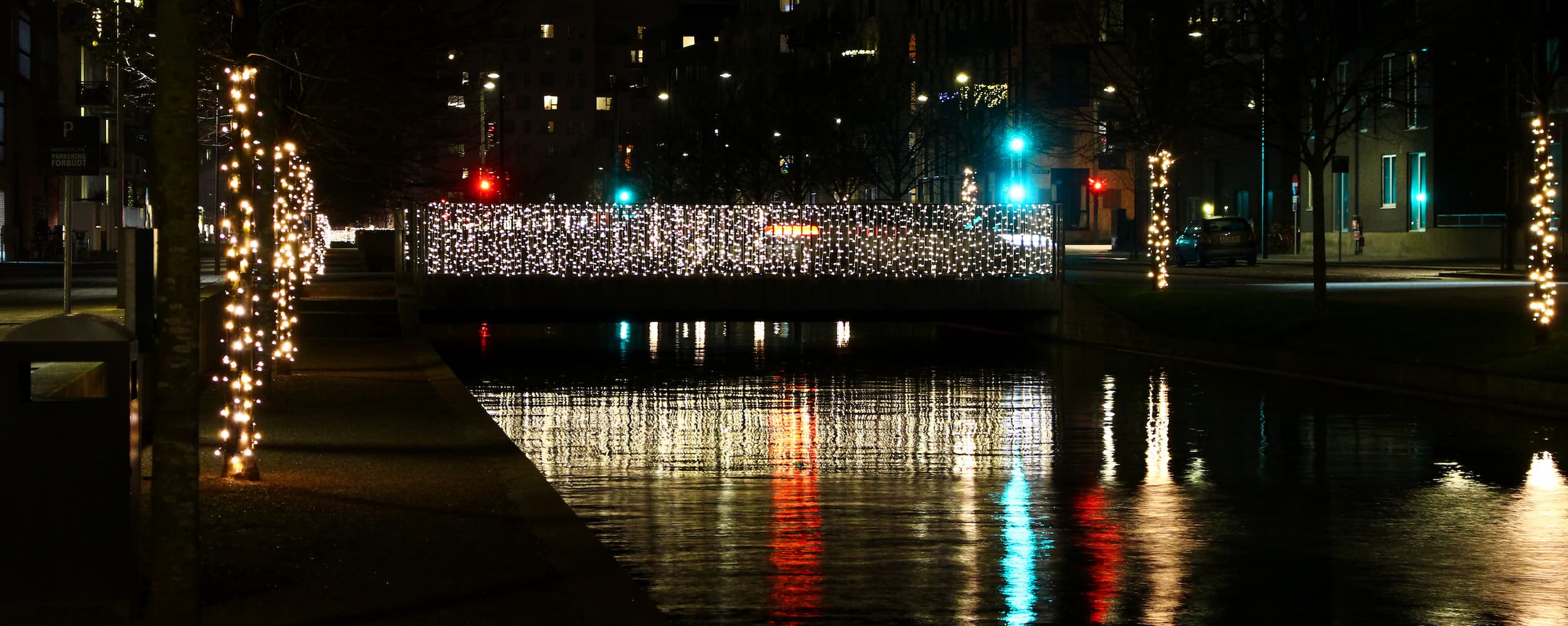 Ørestads grundejerforeninger holder fast i traditionen med julelys i Ørestad – og i år er der tilmed nyskabelser. Blandt andet på broerne og begge sider af kanalen på Robert Jacobsens Vej.