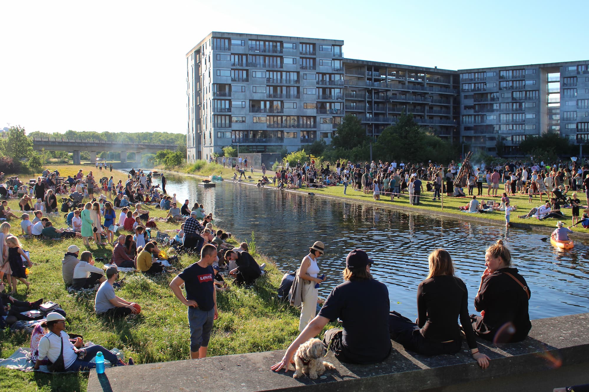 Sankthans på Grønningen var en succes med langt over 1000 deltagere. Arrangementet er vokset fra nabomøde til forankret bydelstradition.