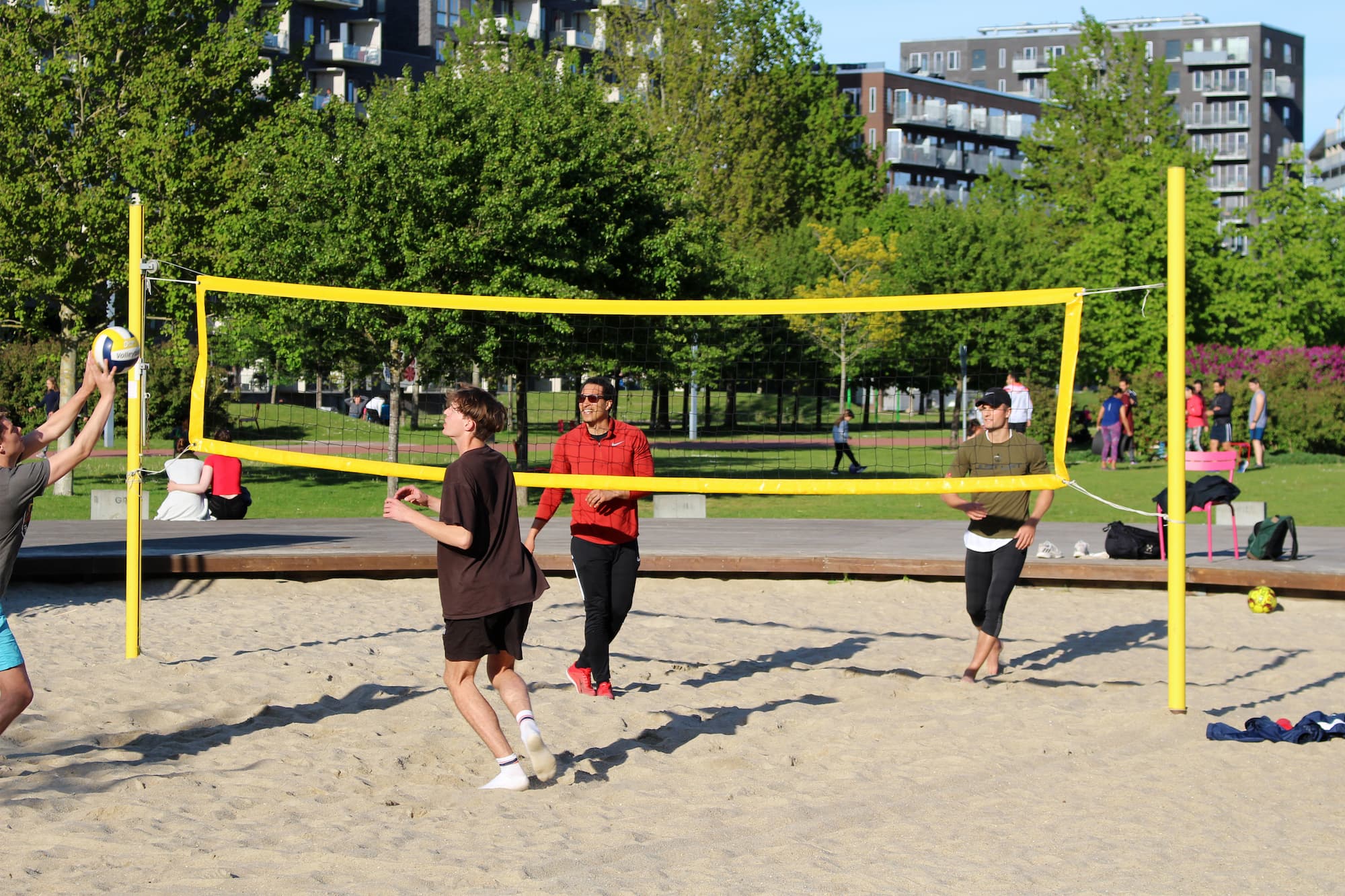 Du har rig mulighed for at dyrke bold og bevægelse på tværs af Ørestad. Prøv for eksempel beachvolley i Byparken.