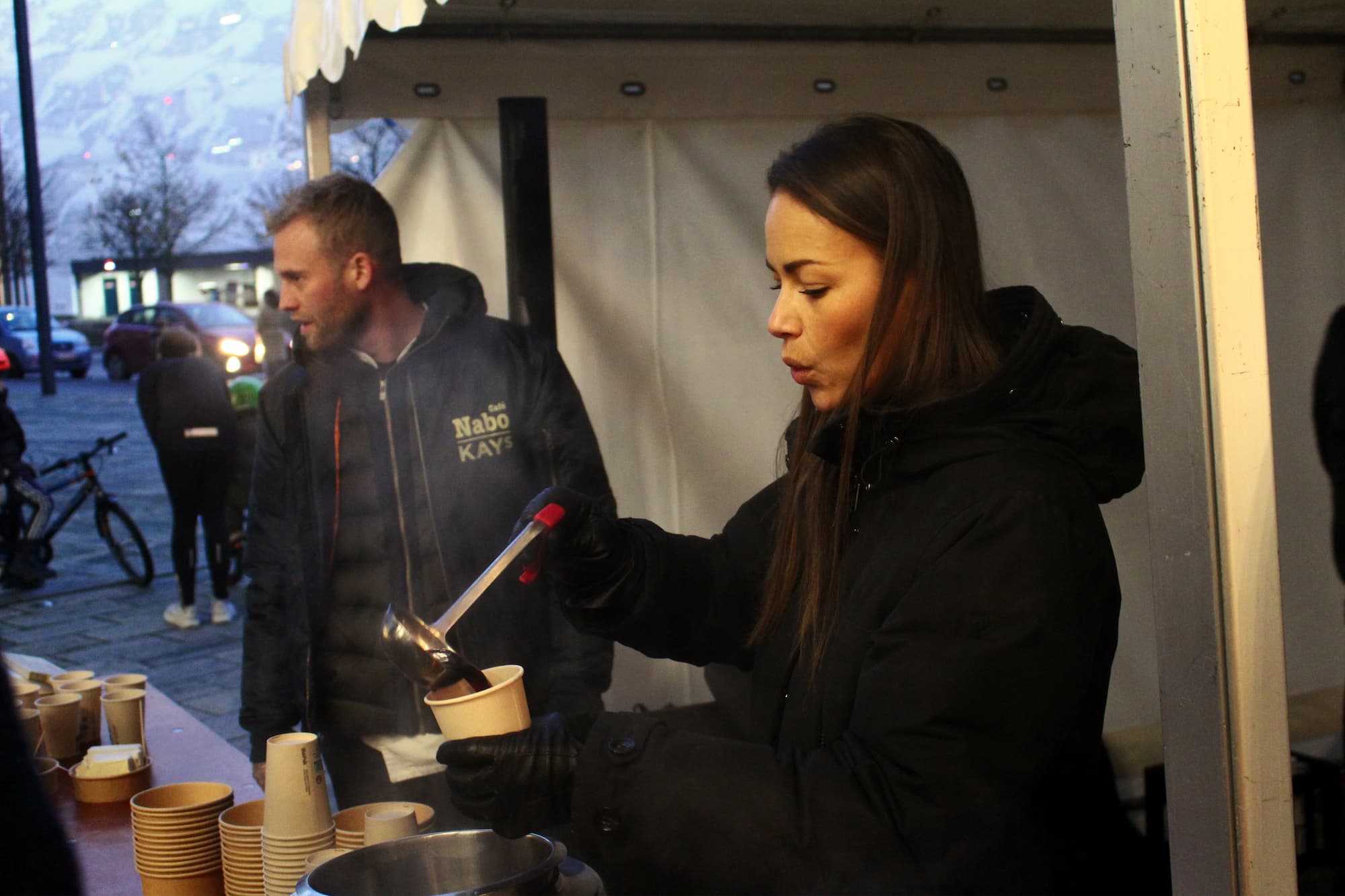 Medarbejdere fra Ørestads lokale Kays og Café Nabo udskænker risengrød og gløgg uden for Kirken i Ørestad.