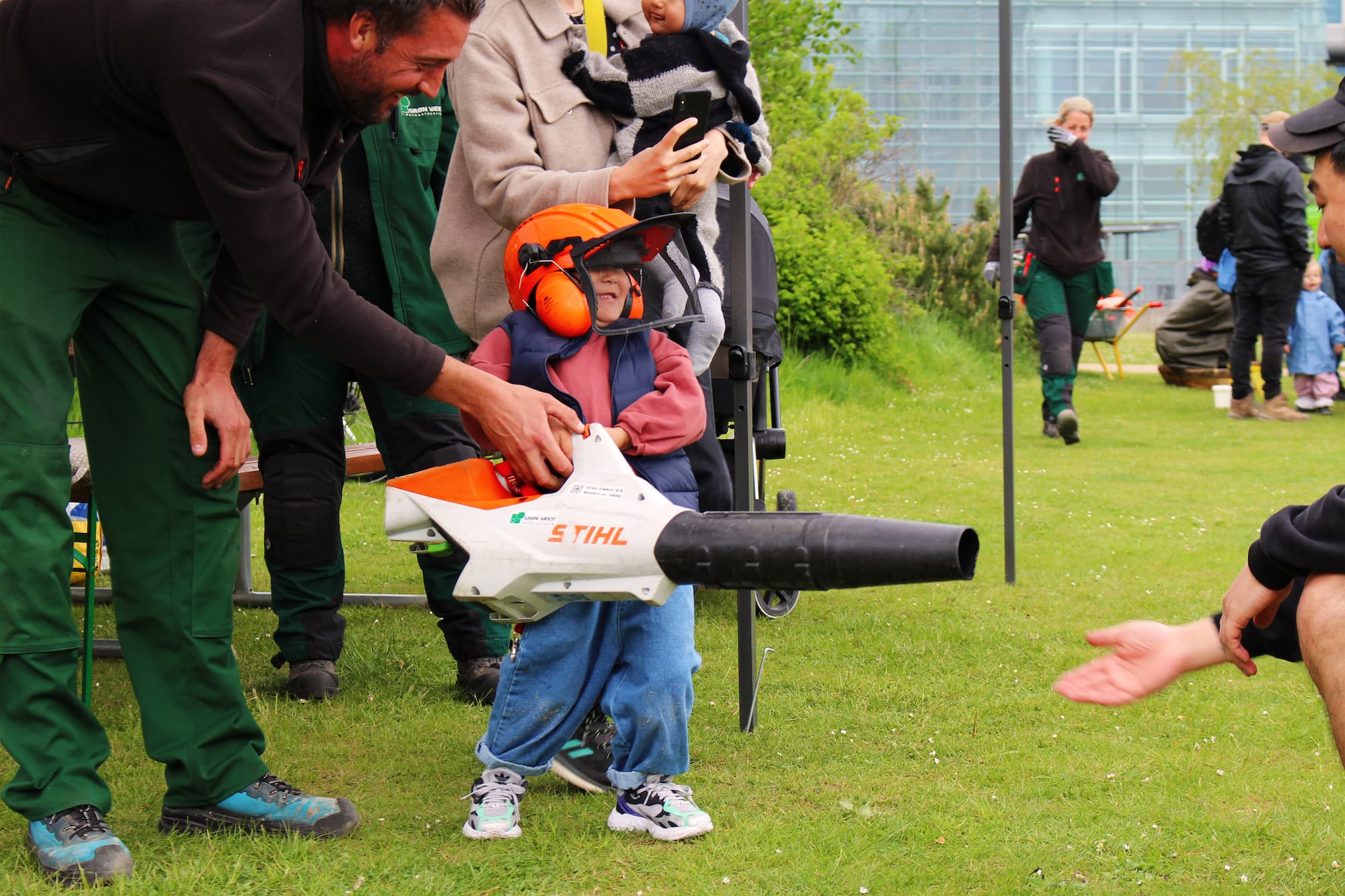 En lokal dreng tester en elektrisk løvblæser, som bruges af Ørestads gartnere.