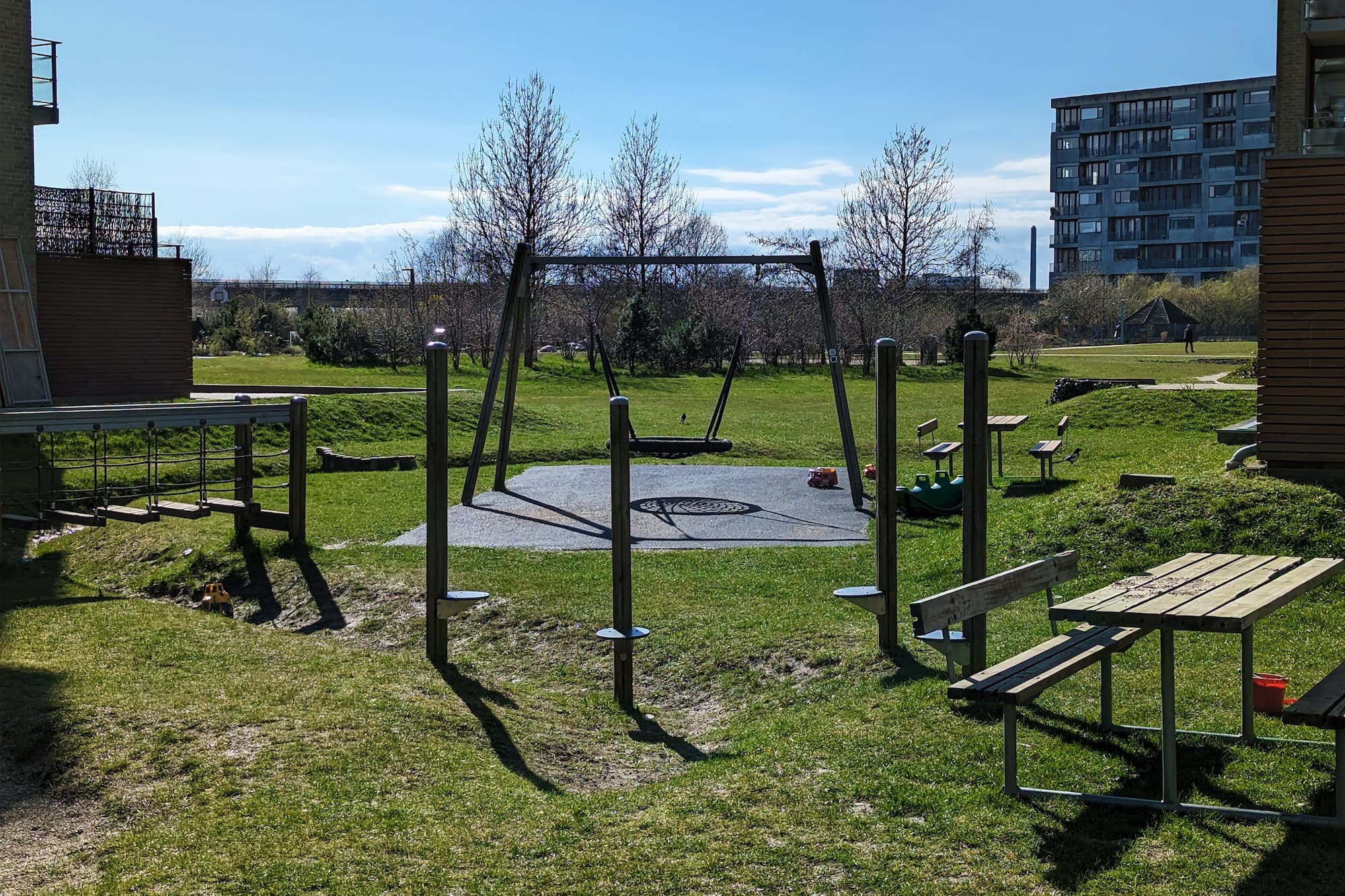 Legeplads mellem husene i Karen Blixen Parken.