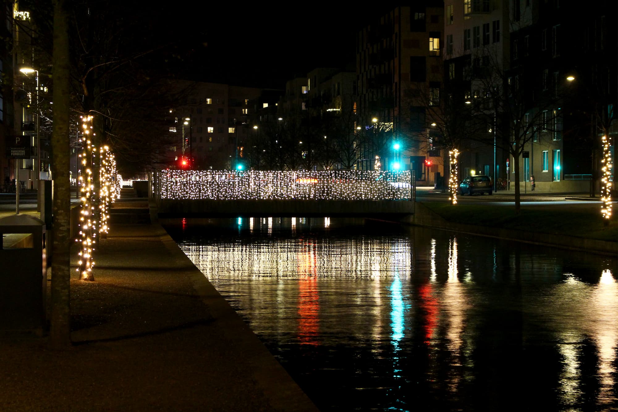 Vinterlys i træerne og på broerne på Robert Jacobsens Vej i Ørestad Syd. Broerne lyser op helt frem til marts 2024.