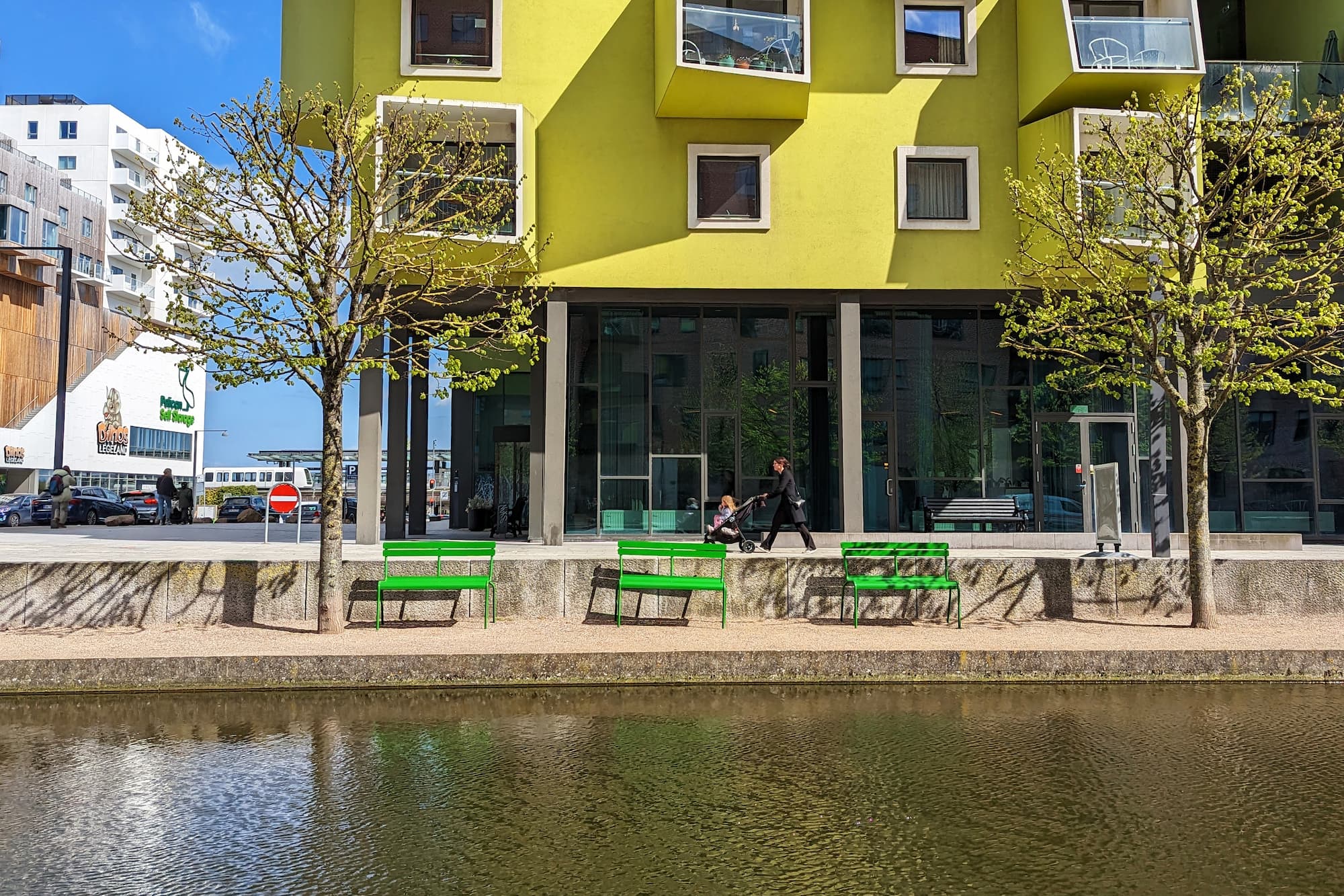 Møbler til låns: stole bænke dukker op i Ørestad Syd • Ørestad