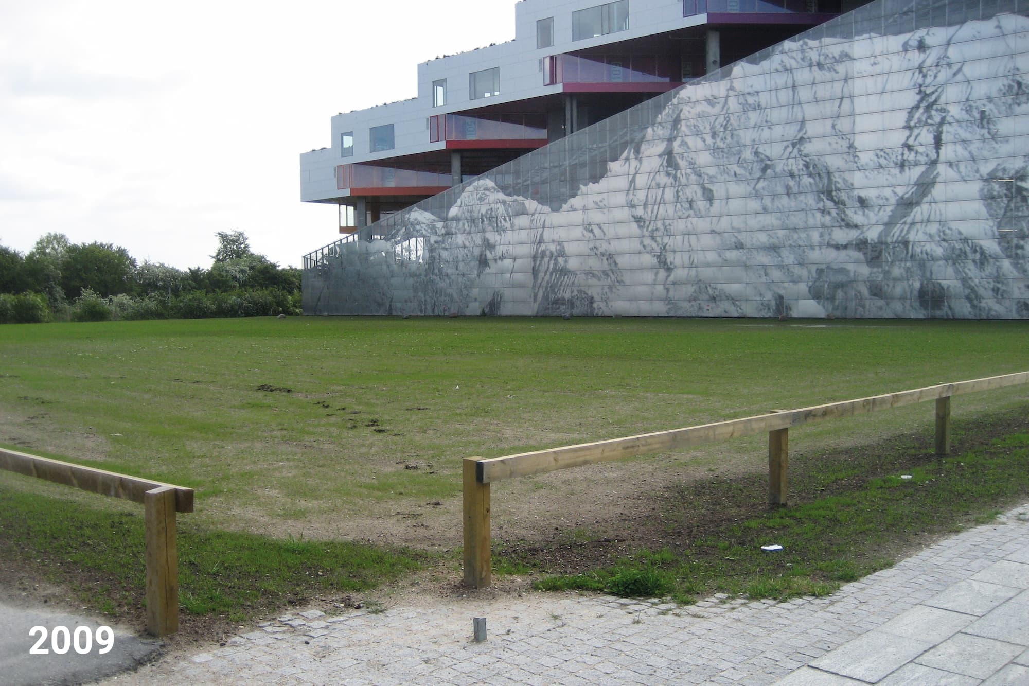 Grunden, hvor Ørestad Streethal og Fitnesspark i dag er etableret, set i 2009.