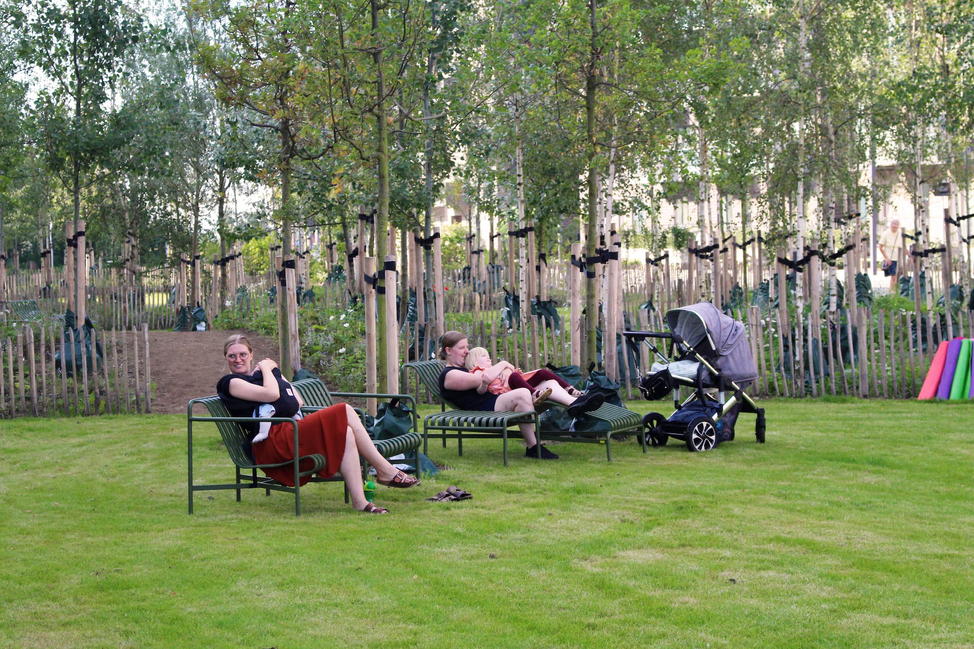 I 2023 udarbejdede Grundejerforeningen Ørestad Syd en plan for indretningen af de etablerede områder og indkøbte en håndfuld flytbare stole og liggestole, som har været til fri brug i byrummene lige siden.