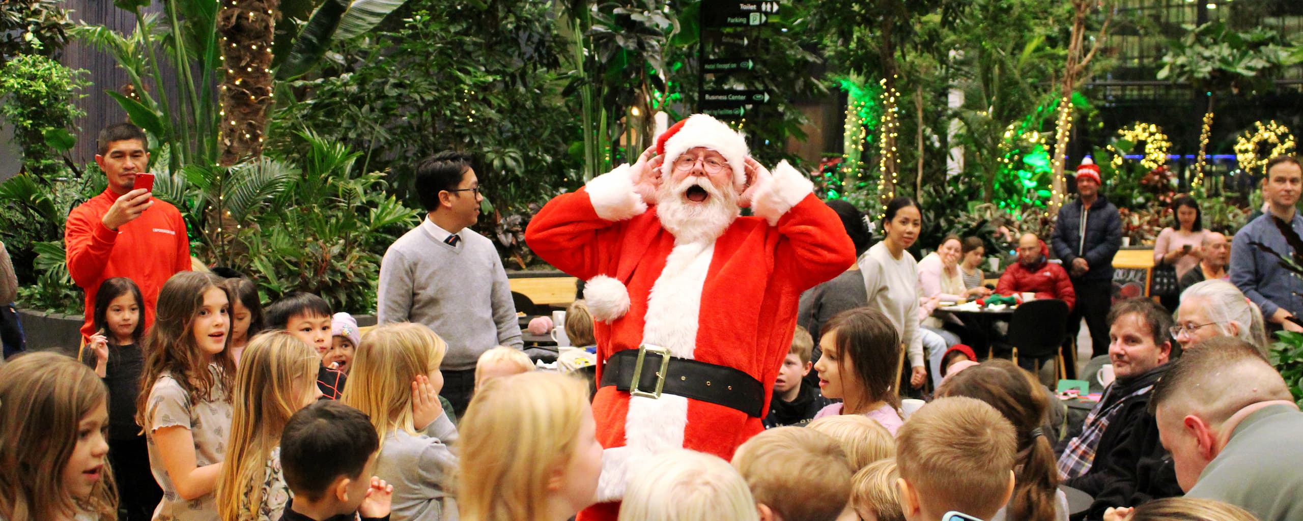 Julemanden kom på besøg under Ørestads julearrangementer, her til Grundejerforeningen Ørestad Arenakvarters arrangement i Crowne Plazas foyer.
