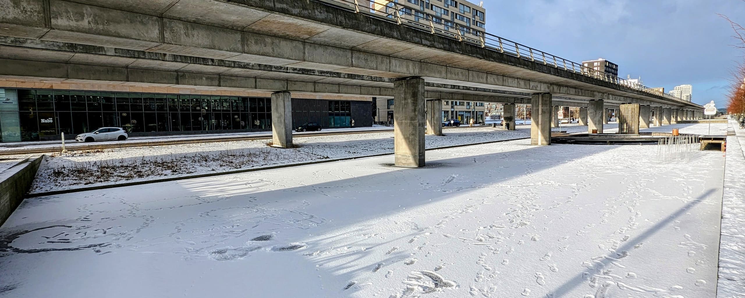 Hovedkanal City i Ørestad er frosset til, men isen er ikke sikker.