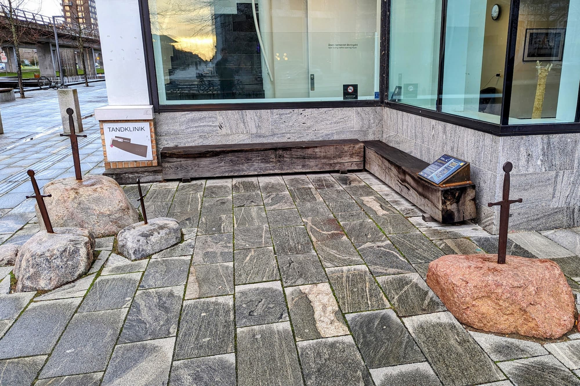 En af Ørestads små fortællinger er Sværdene i stenene ved Ørestad Bibliotek. Installationen er en del af eventyrruten, som ud over sværdene består af tre andre stoppesteder.