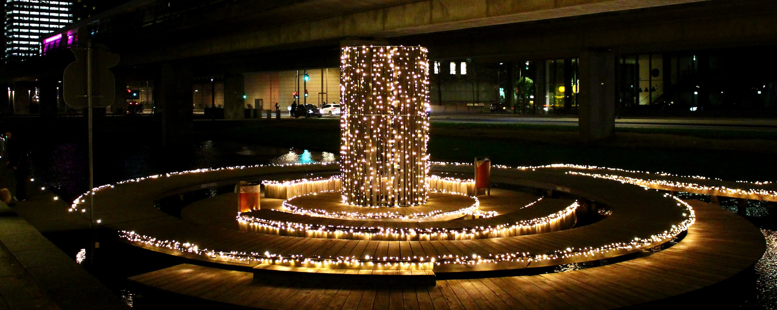 Træøen ved Ørestad Gymnasium iklædt julelys og vinterlys i forbindelse med grundejerforeningernes julehygge i Byparken.
