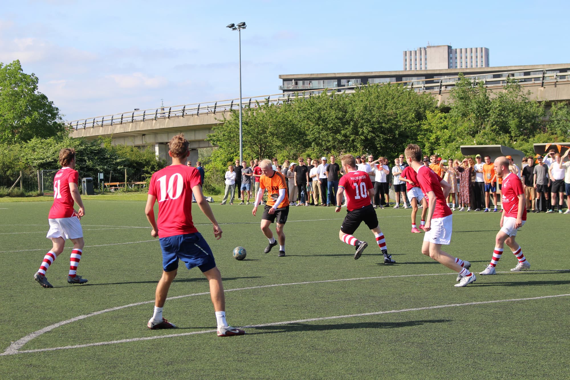 Foreningen Universitetsfodbold bruger kunstgræsbanen i Ørestad Nord til afvikling af deres turneringskampe.