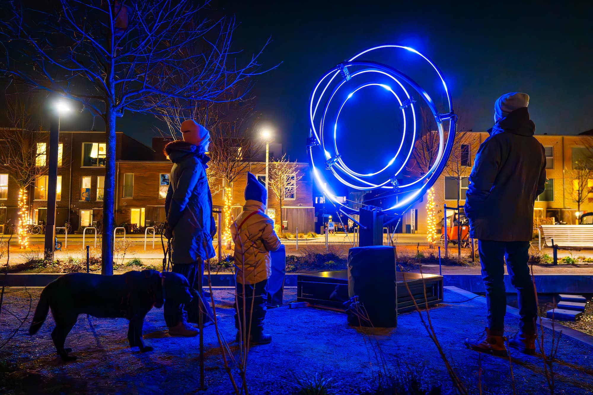 Lysskulpturen Celestial Rhythms på Parkpladsen i Ørestad Arenakvarter under Copenhagen Light Festival i 2024. Foto: Christoffer Askman/vnr.TV