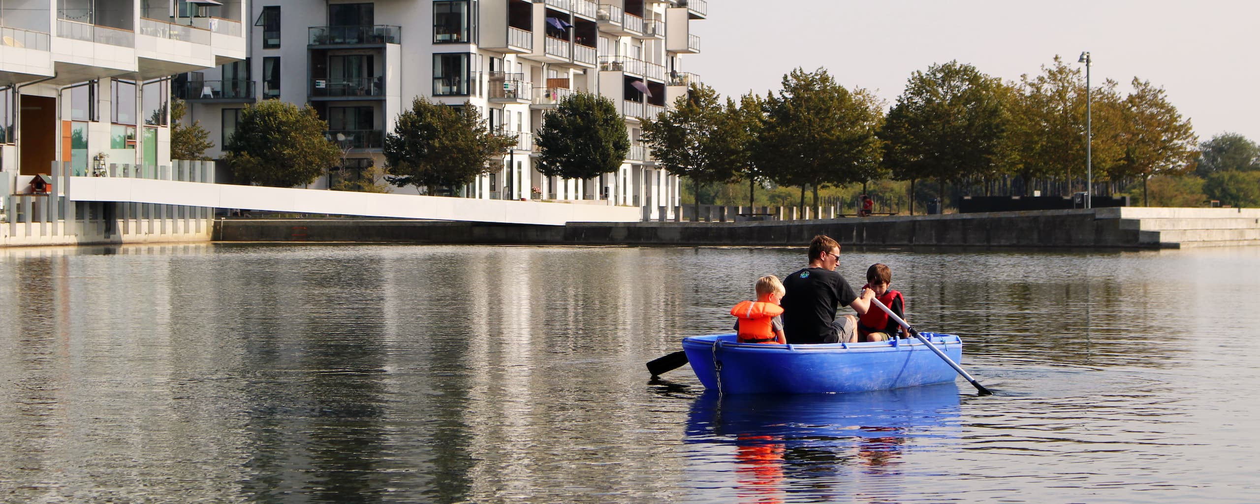 Vandlaugets både og kajakker er populære i Ørestad Syd om sommeren, hvor blandt andet lokale familier bruger dem til at ro en hyggelig tur og nyde deres kvarter til vands.
