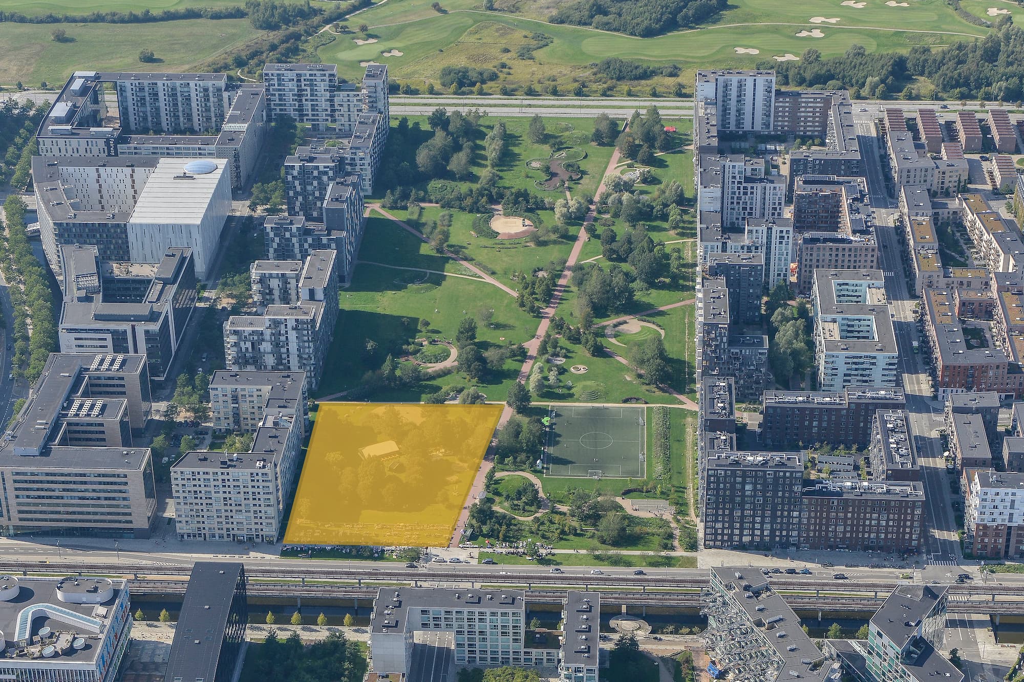 Luftfoto af Byparken, som viser det område - Byparken Sydøst - som grundejerforeningen forvandler til parkområde i 2024.