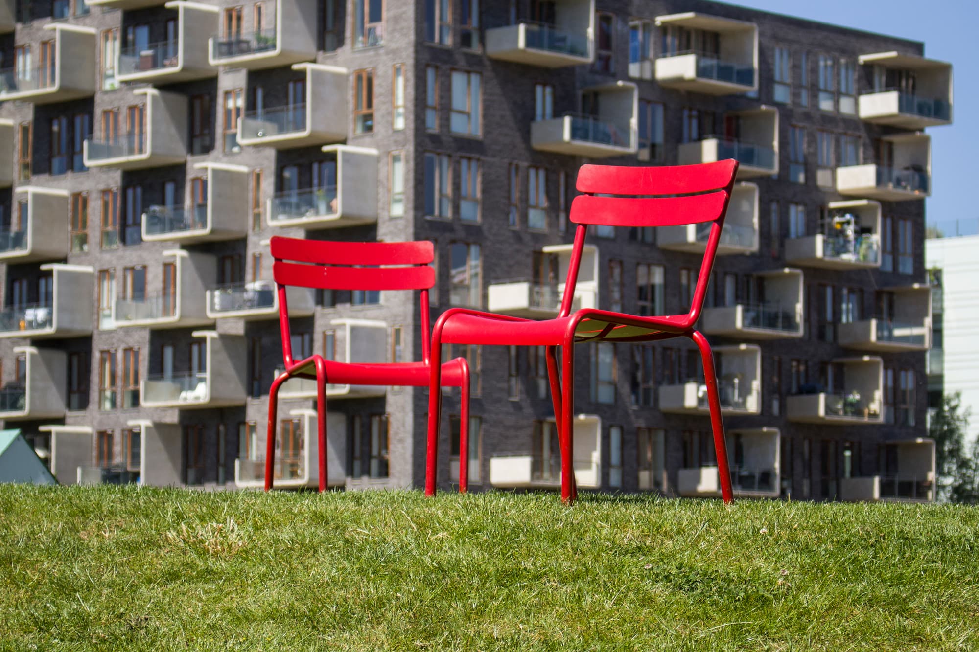 Røde flytbare stole i Ørestad City.