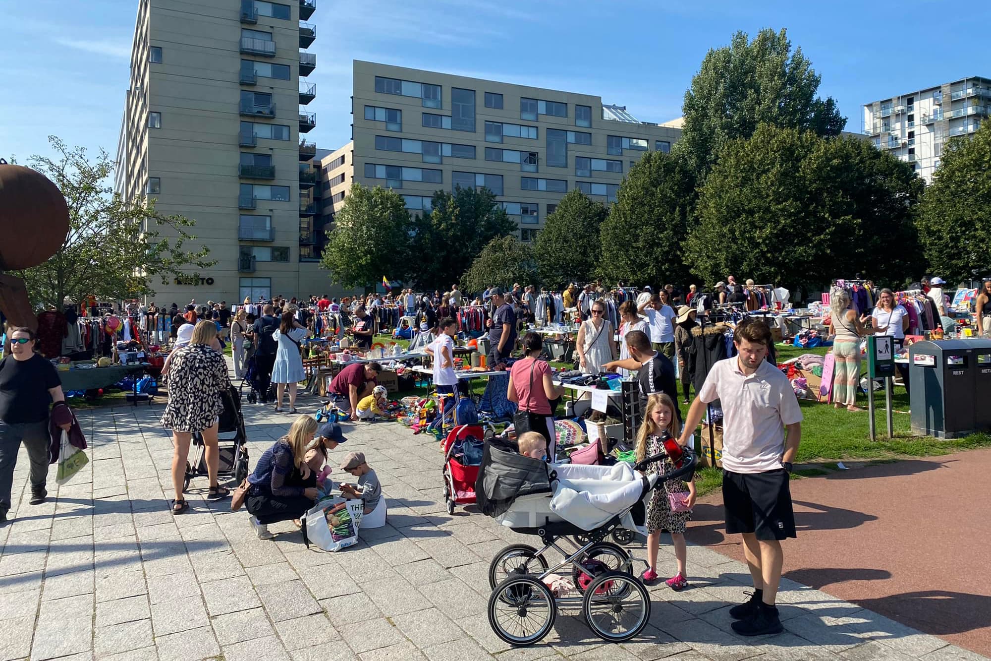 Et af de populære loppemarkeder i Byparken, som Grundejerforeningen Ørestad City støtter med midler fra sin bylivspulje.
