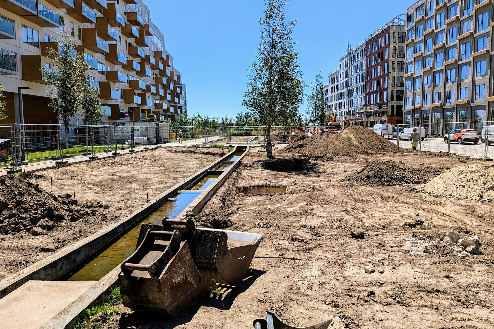 Arbejdet med næste etape af grundejerforeningens helhedsplan for Ørestad Syd er i gang. Etapen forvandler græsstykket ud for Else Alfelts Vej 89-95 til en park, og der er en masse at se frem til.
