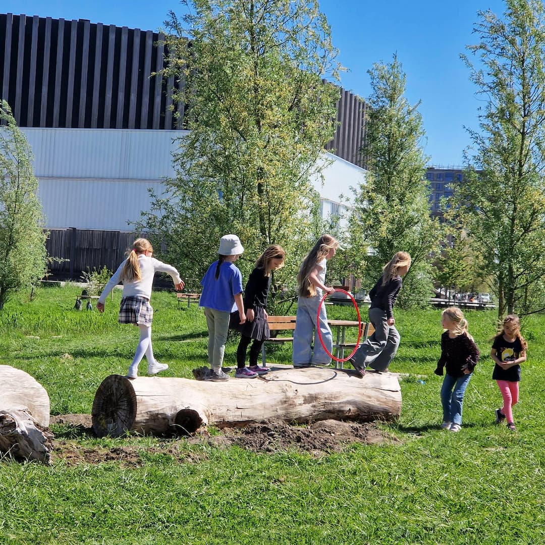 Lørdag den 24. august kl. 11 kan du tage familien med til Naturdag i Arenakvarteret. Besøg os på Byfælleden og smag på naturens skatkammer, bag snobrød, byg en hule, og gå på skattejagt.