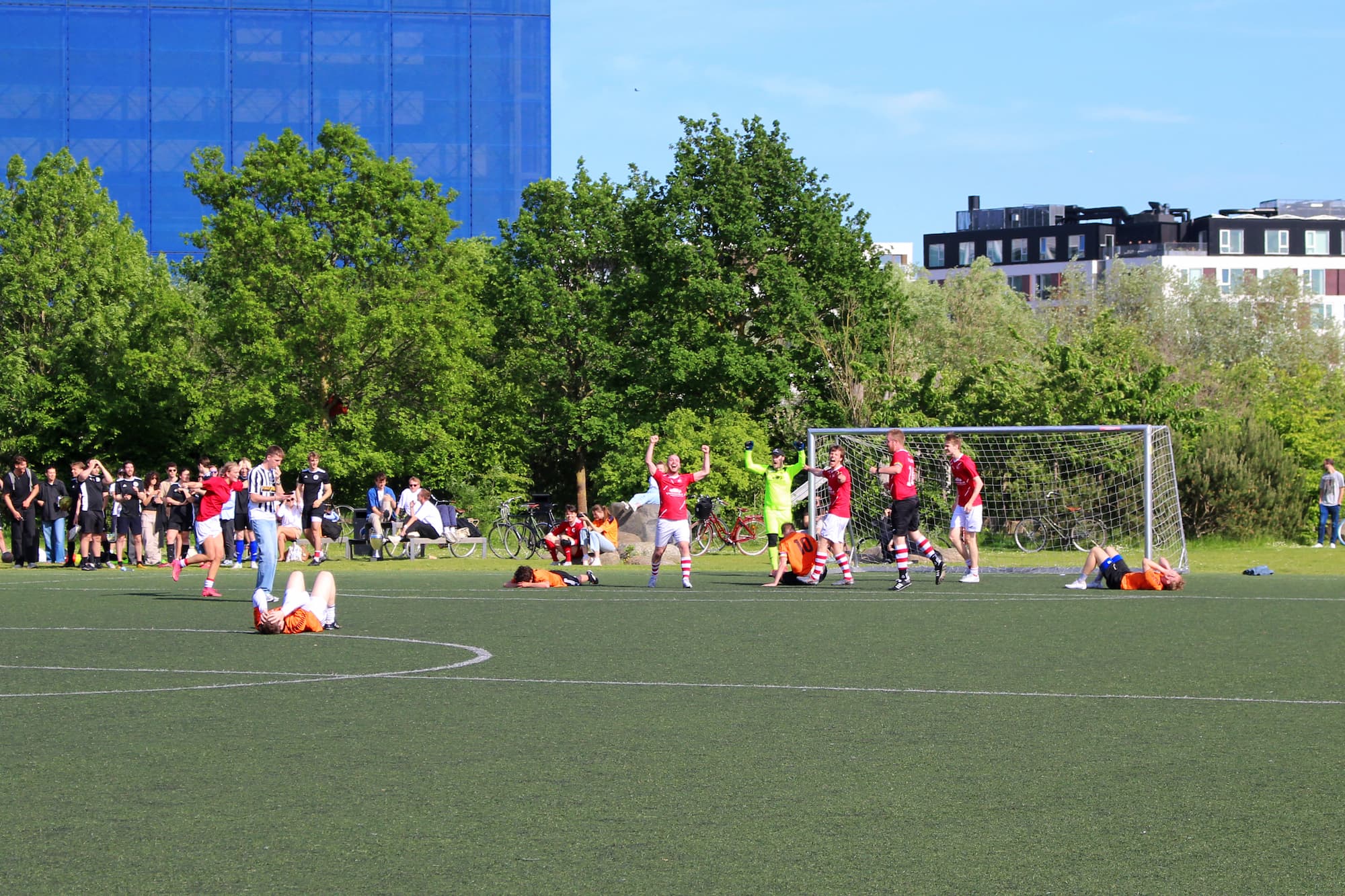 Vild jubel efter sejrsscoring i finalen i Universitetsfodbold på kunstgræsbanen i Ørestad Nord.