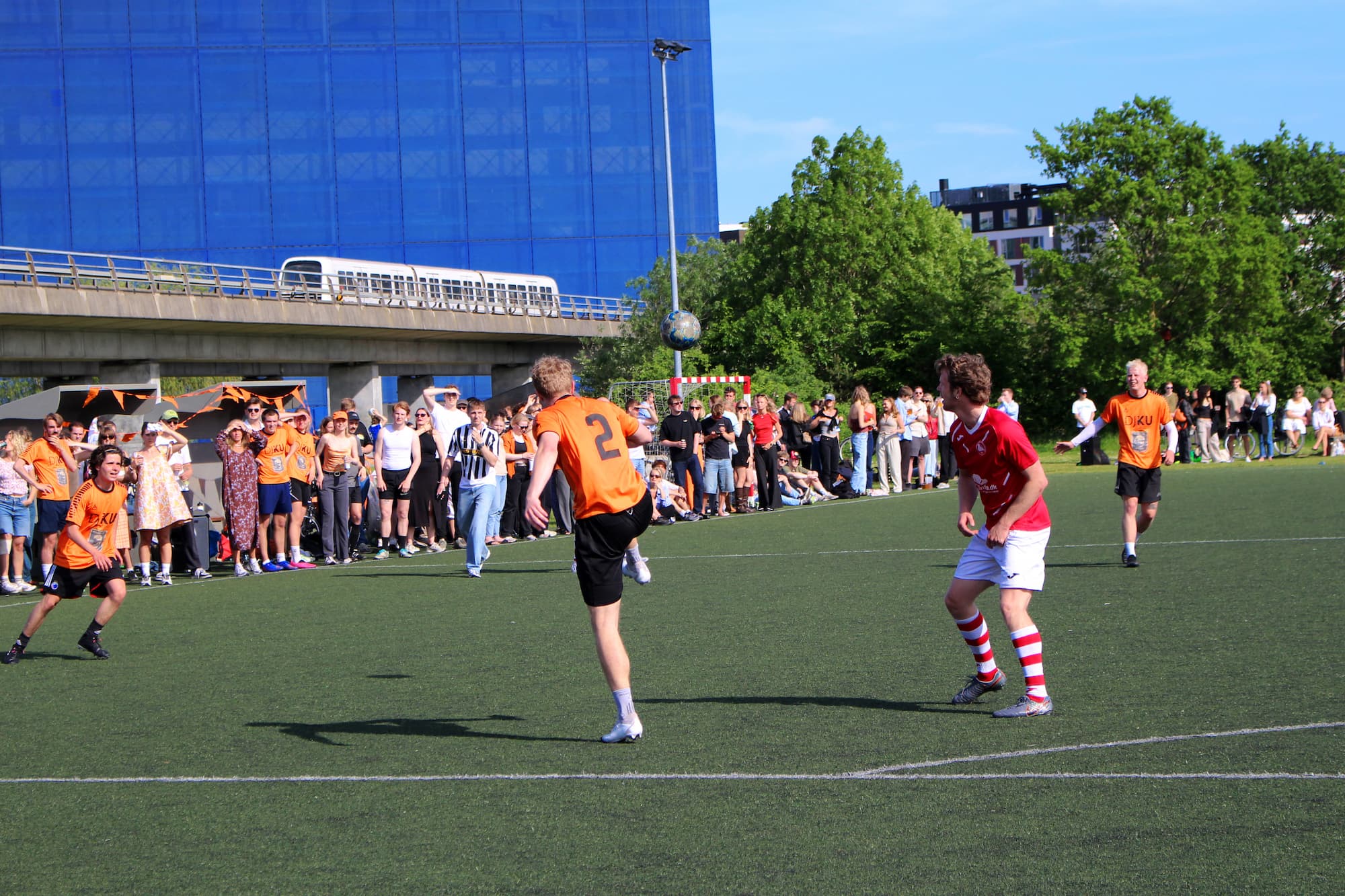 Universitetsfodbold på kunstgræsbanen i Ørestad Nord.