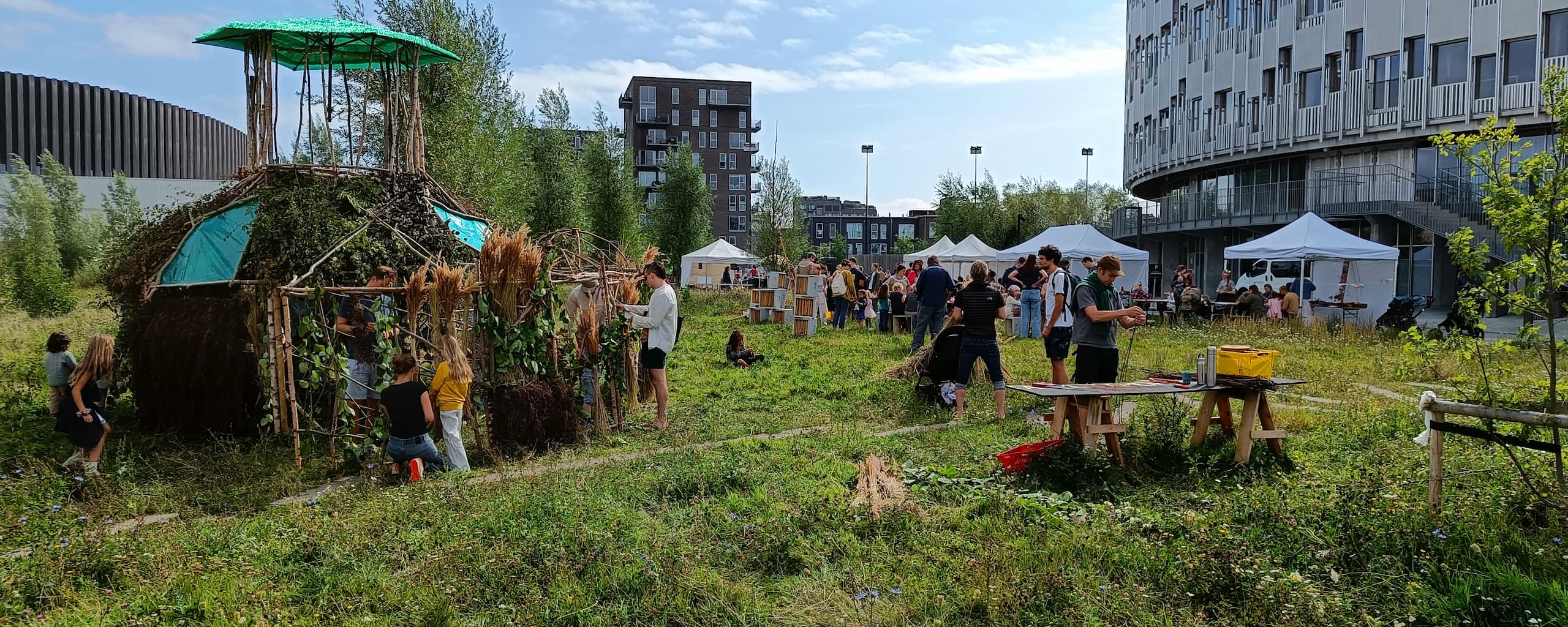 Over 250 naturelskere i alle størrelser hyggede sig til Naturdag på Byfælleden med skattejagt, bålbrød, honningceremoni, krea-workshops, naturvævning og hulebyggeri.