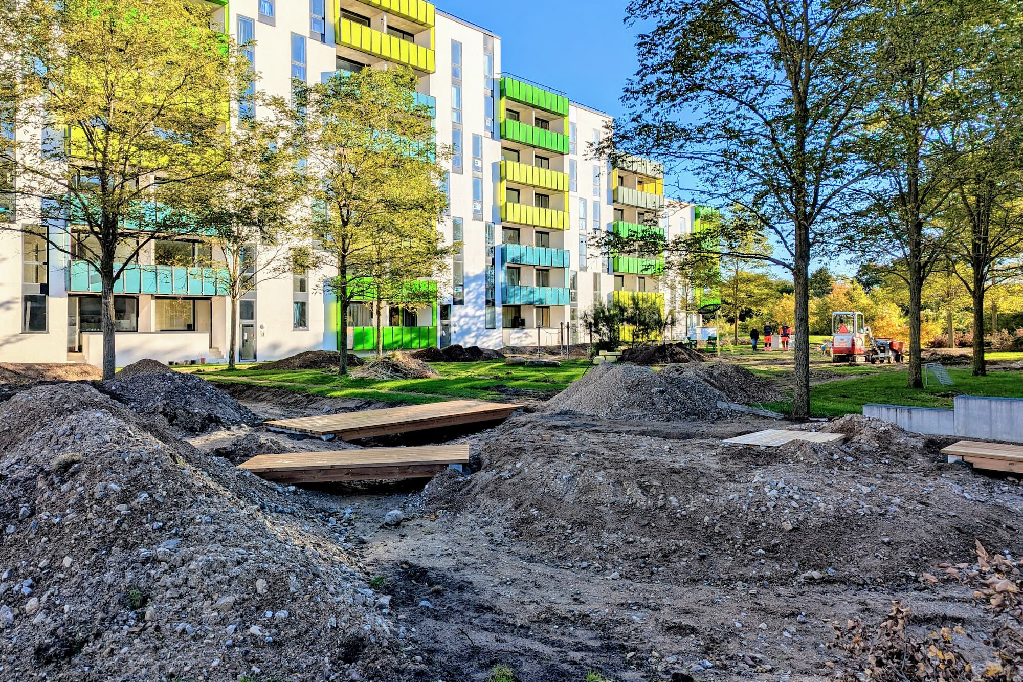 Grundejerforeningen Ørestad City arbejder for at udvikle grønne åndehuller mellem de høje bygninger i kvarteret og har etableret lommeparker til glæde og gavn for alle i 15 år. Nu er tiden kommet til at opdatere Bellahusparken ved Bella Center St. Anlægsarbejdet er i gang og forventes at være færdigt i foråret 2025.