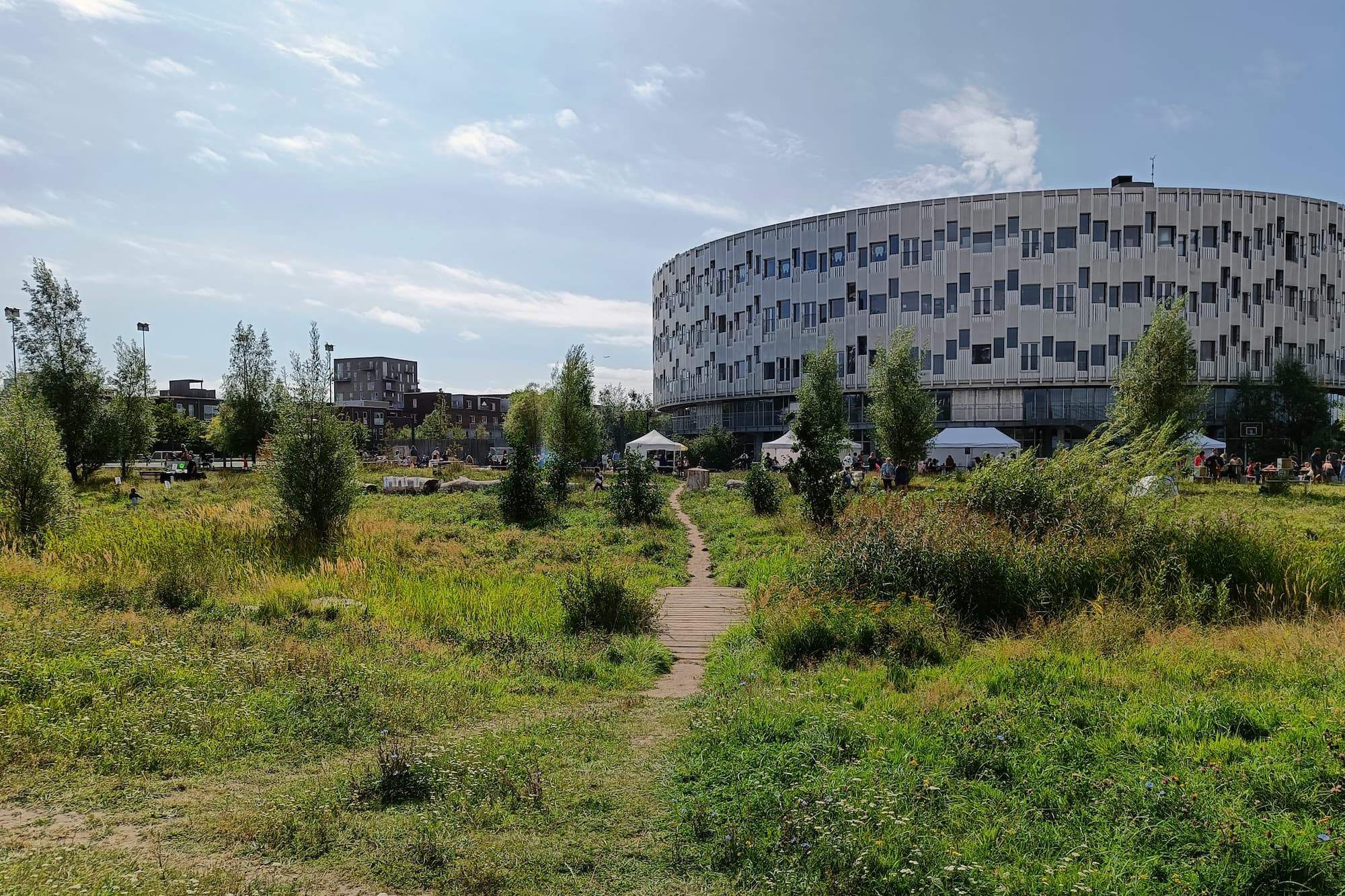 Byfælleden med Arenakvarterets smukke Kalvebod Fælled Skole som kulisse.