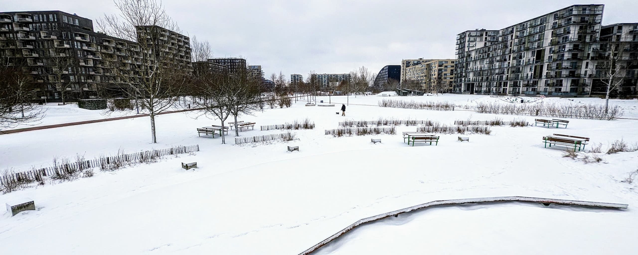 Byparken dækket af sne i vinteren 2023-2024. Selvom vejrudsigten stadig viser tocifrede varmegrader, er grundejerforeningerne i Ørestad klar til vinter, og at sne og frost sætter ind. Bevæbnet med opdaterede vinterkort og fyldte saltlagre er de klar til kamp.