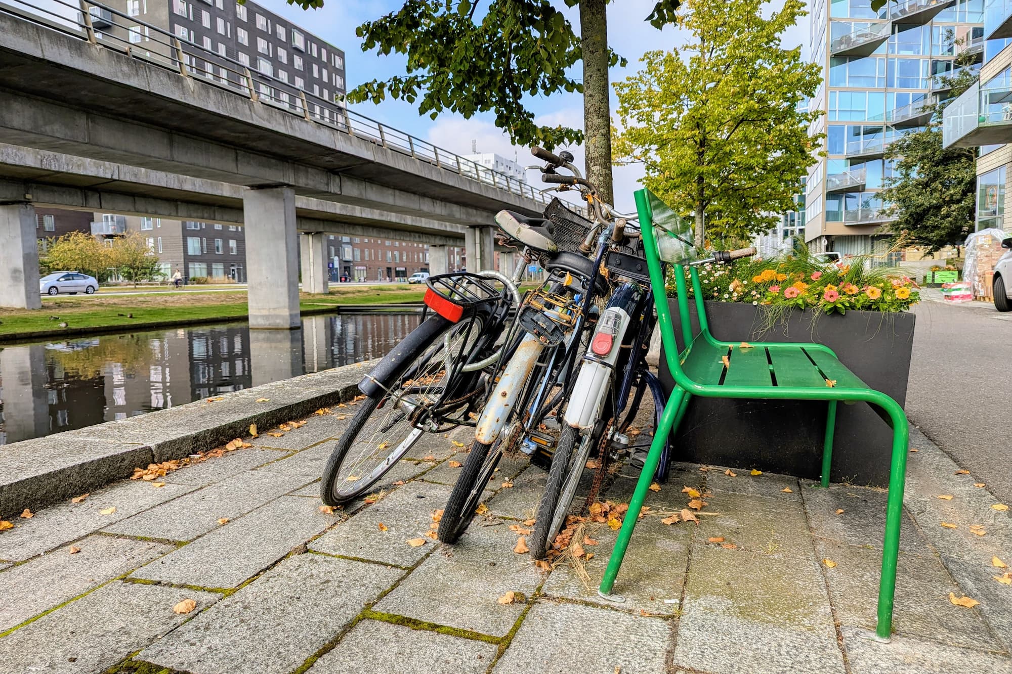 Der bliver løbende efterladt cykler i Ørestad, som hober sig op i stativer, på fortove, op ad skilte og mange andre steder.