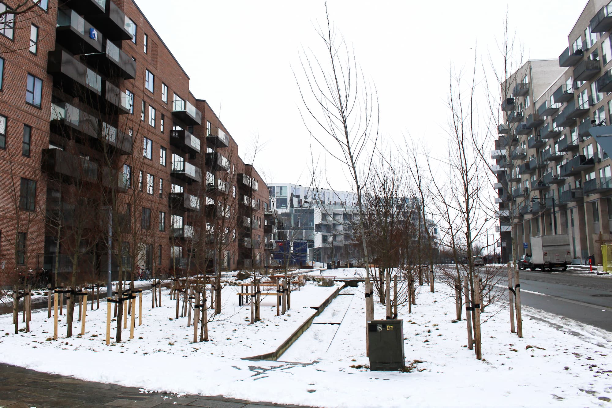 Parkrummet på Richard Mortensens Vej dækket af sne om vinteren. Når fortovet bliver saltet, er det med kaliumformiat.