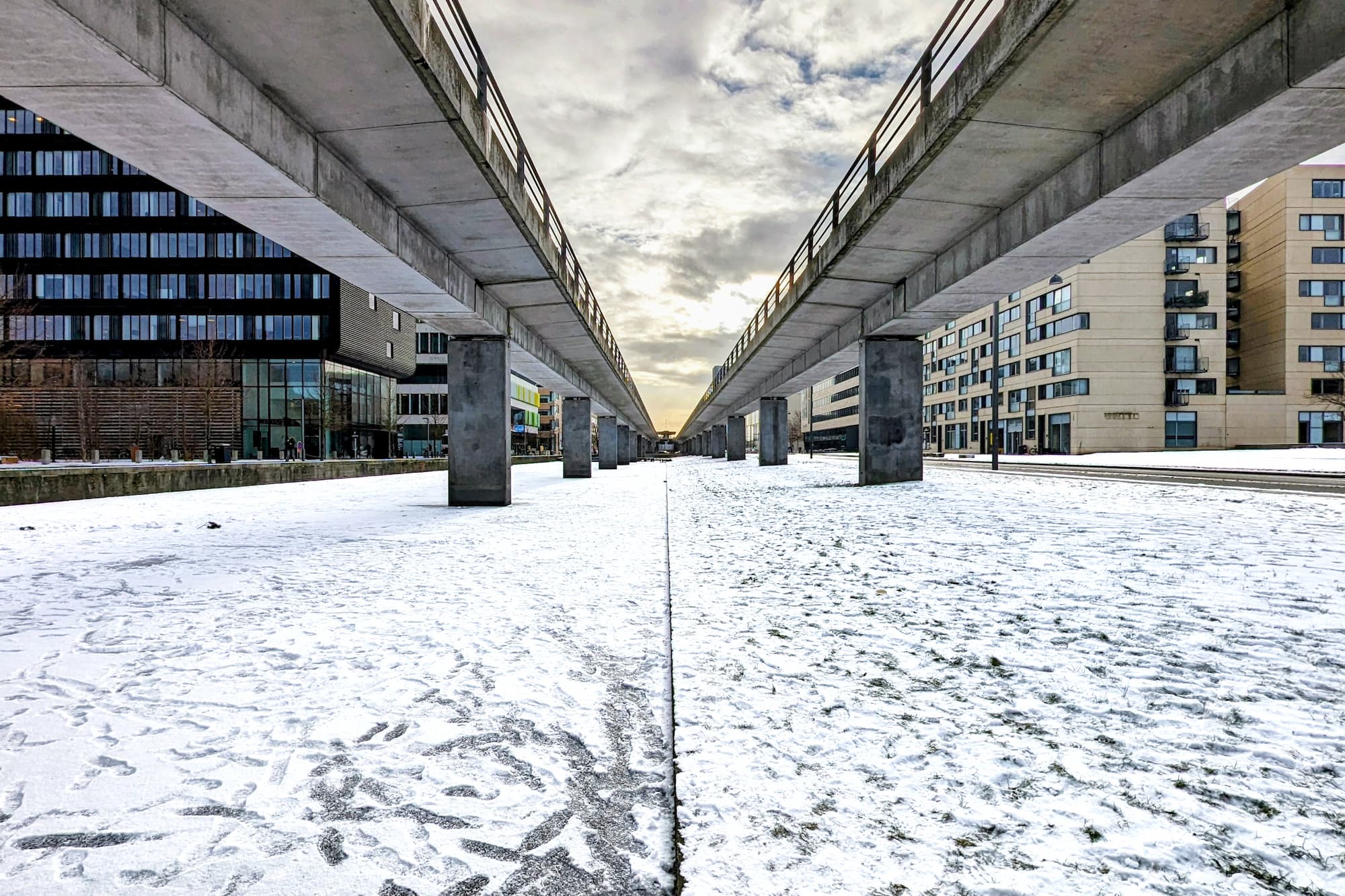 Sne og is under metrobanen i Ørestad City.