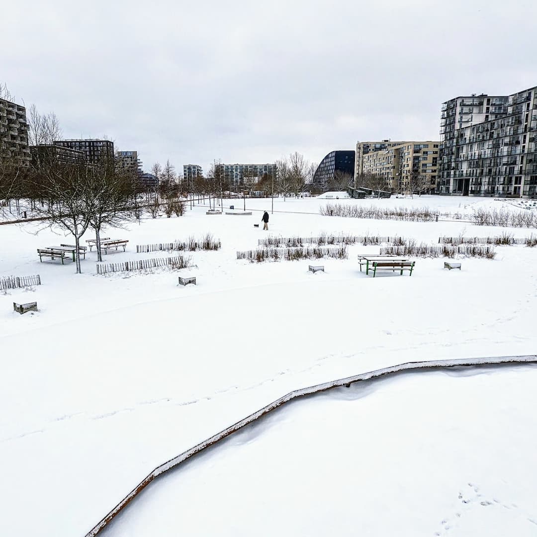 Selvom vejrudsigten stadig viser tocifrede varmegrader, er grundejerforeningerne i Ørestad klar til vinter, og at sne og frost sætter ind. Bevæbnet med opdaterede vinterkort og fyldte saltlagre er de klar til kamp.