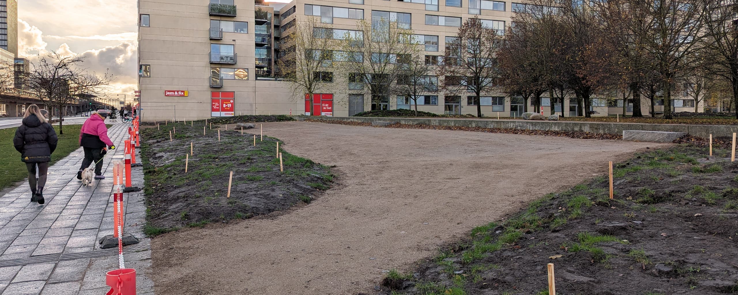 Byparken og Bellahusparken er under forvandling. Træpindene markerer alle de steder, grundejerforeningen planter træer.