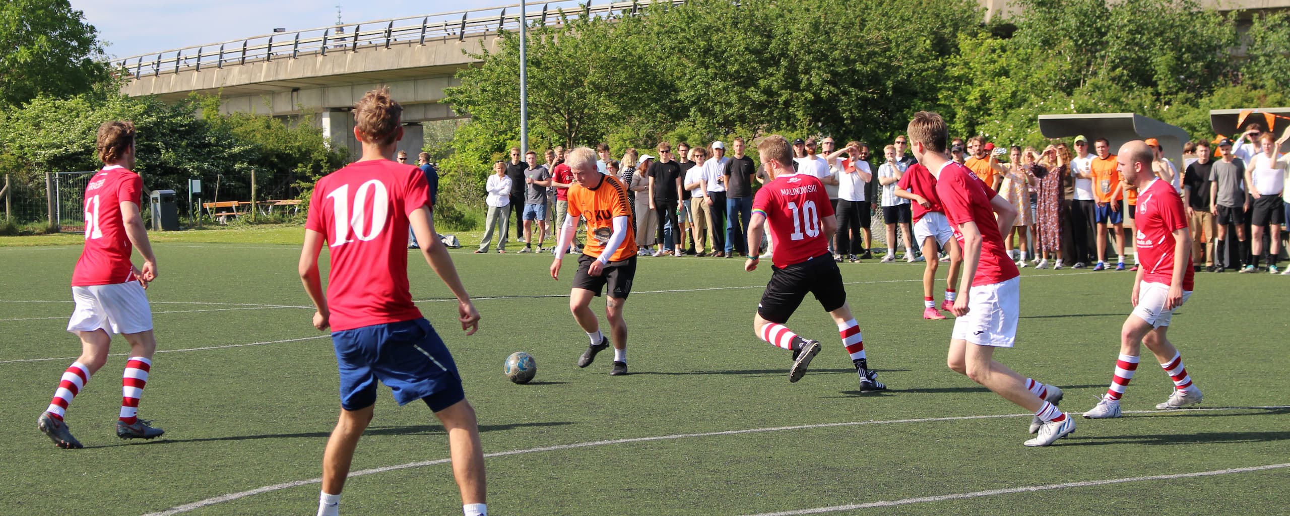 Universitetsfodbold på kunstgræsbanen i Ørestad Nord. Der er nu åbent for ansøgninger om fast spilletid på banen.