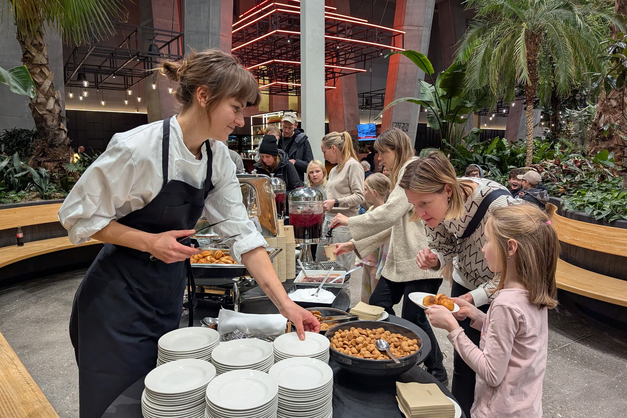 Traditionen tro fandt grundejerforeningens julehygge sted i Crowne Plazas smukke og småtropiske atrium.